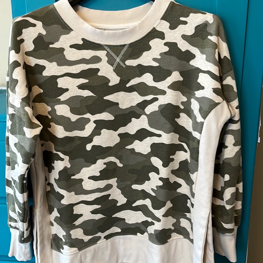 Versona womens camo sweatshirt size medium